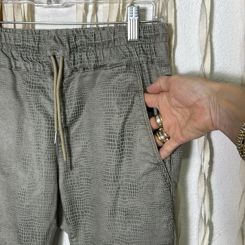 Bevy Flog Green Snake Print Shely Pant Size 27 - image 2